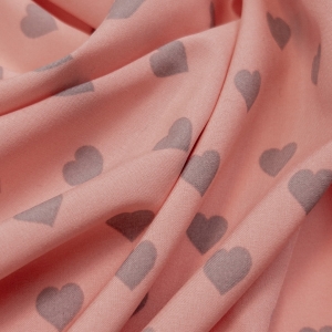 Плательная ткань Ниагара Софт, милый принт сердечками на розовом теплом фоне. Отличается особой мягкостю, тактильно просто невероятно ласковая и приятная. Так как полотно легкое и невесомое, то под платье необходим чехол, хотя бы под юбку. Для этих целей подойдет штапель. А для рубашки/блузона достаточно просто под низ одеть телесного оттенка белье. Ткань проста в уходе, легко стирается, быстро сохнет и не требует утюжки. Можно брать с собой в дорогу. Для функционального и удобного изделия на каждый день подходит идеально.