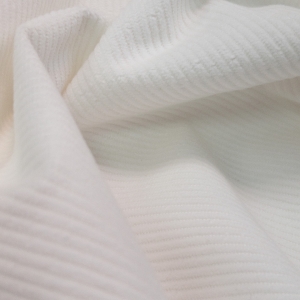 Белый вельвет из коллекционного стока. Рубчик средний, в одном сантиметре примерно 3 рубчика. Вельвет довольно плотный, для рубашки оверсайз или легкой летней куртки.