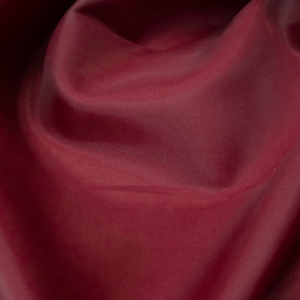 Плательно-костюмный подклад вишневого цвета из итальянских фабричных коллекций. Полотно без эластана, с матовой фактурой и полотняной выработкой.