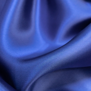 Вискозный костюмно-плательный подклад из брендовых стоковых коллекций насыщенного синего цвета.