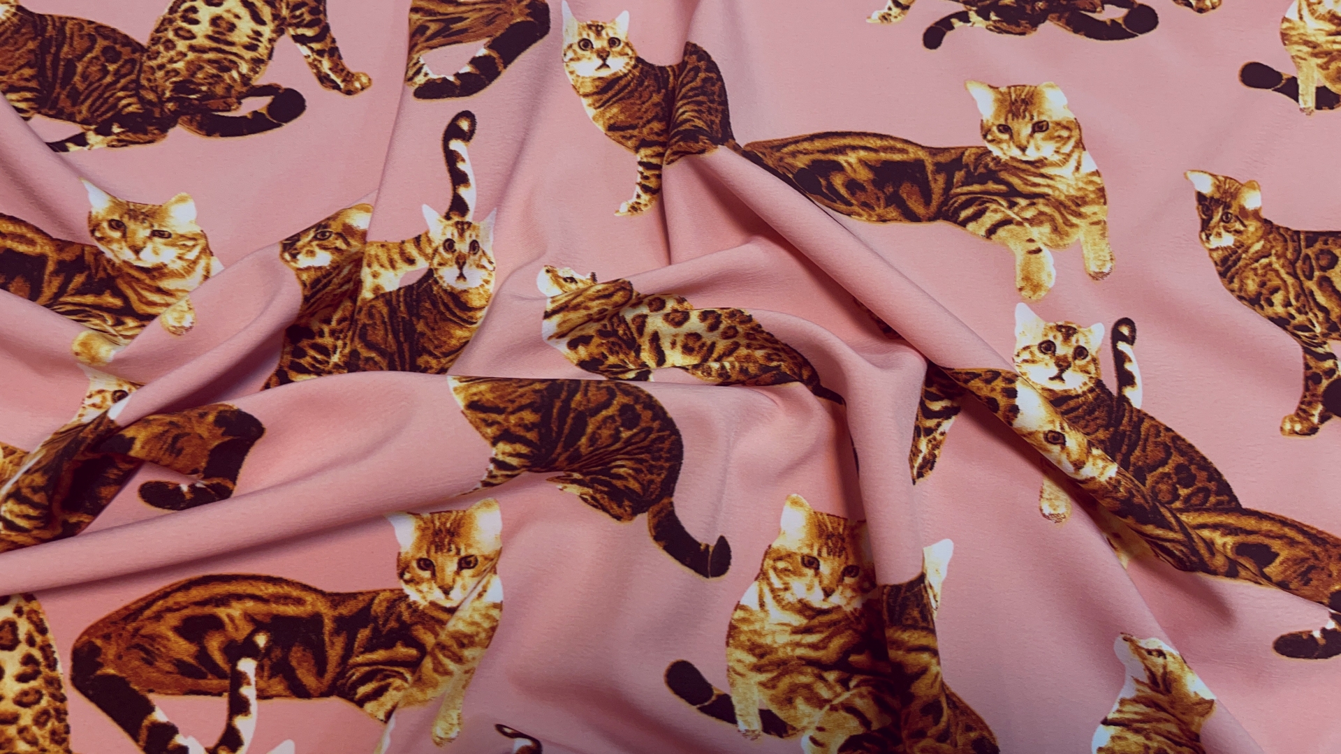 Плательная ткань Ниагара, нижнейшая тактильно, очень приятна к телу. Совершенно не мнётся, очень практична. Хорошо смотрится в летящем крое и блузах. Цвет основы розовый.
