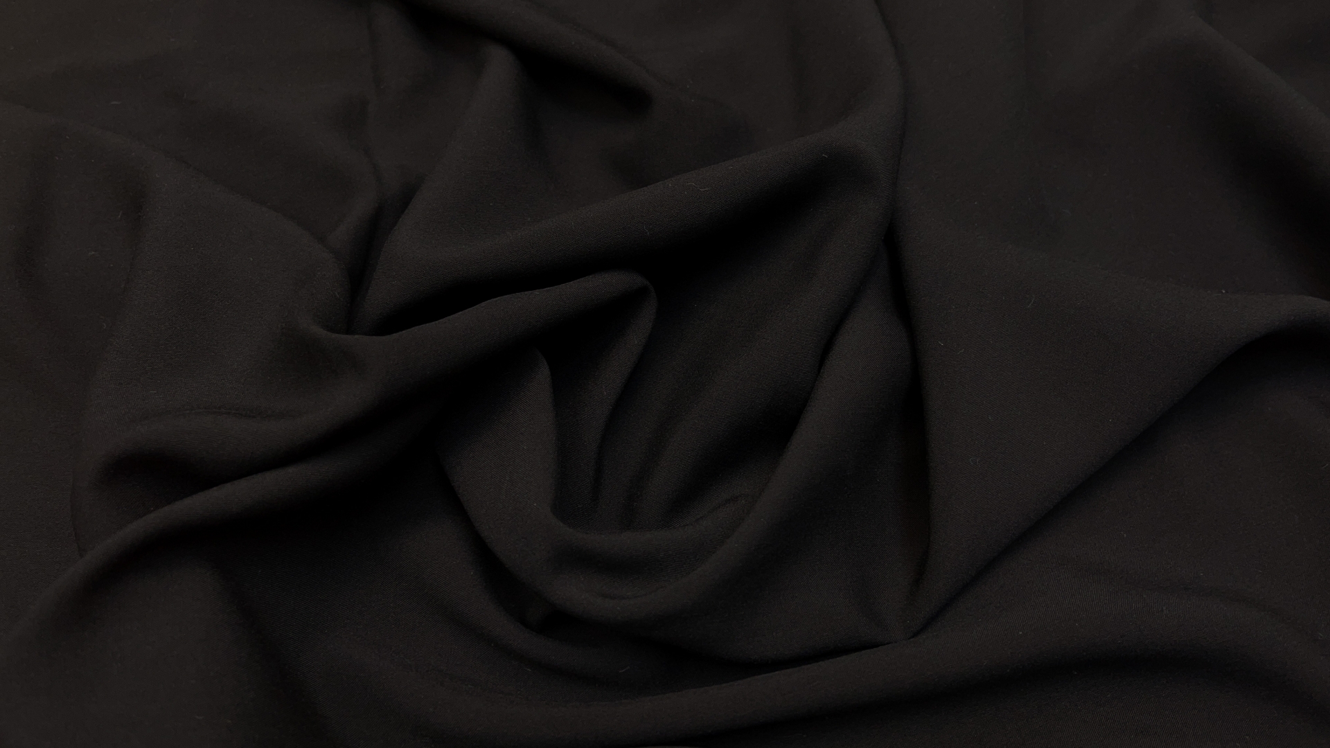 Штапель черного цвета. Для чехлов под прозрачные летние ткани и для самостоятельных изделий типа рубашек и топов.