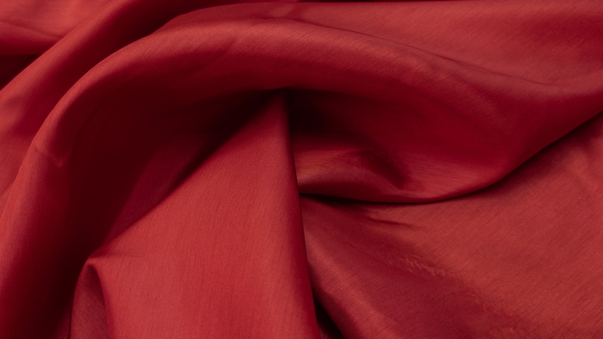 Вискозный костюмно -плательный подклад из брендовых стоковых коллекций. Спокойного красного цвета.