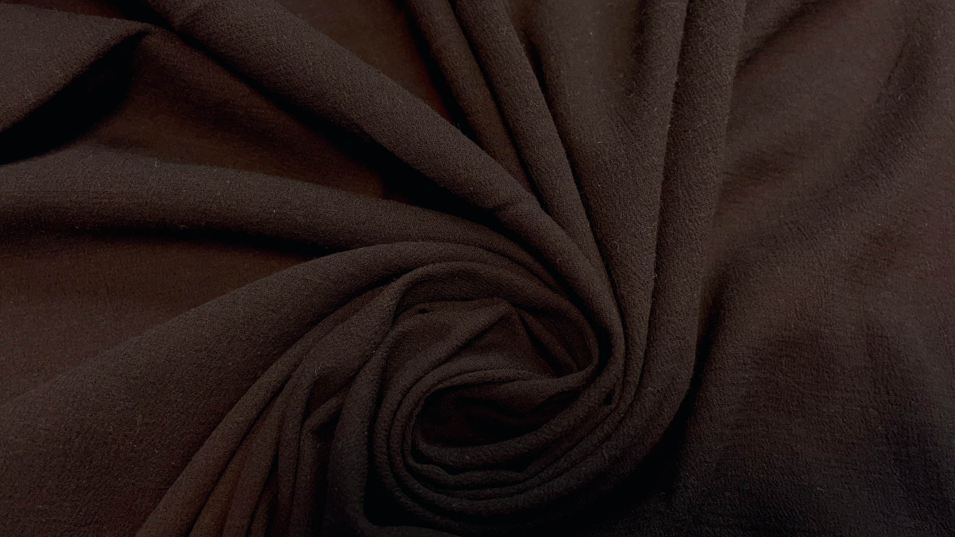 Марлевка темно-шоколадного цвета с легким крэшированным эффектом. Перед пошивом требует обязательной декатировки. Отлично смотрится в изделиях бохо-стиля.