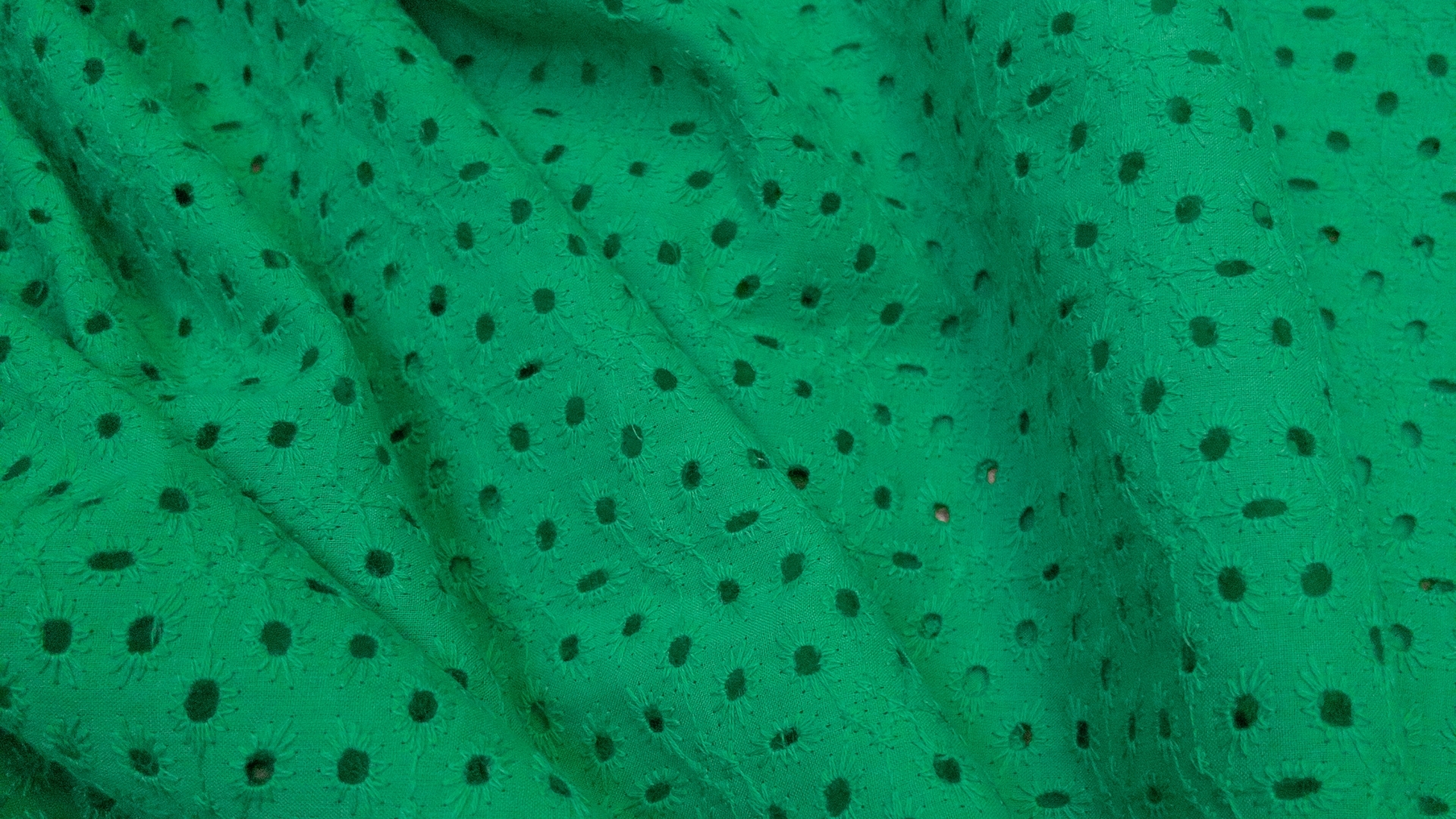 Хлопковое шитье в зеленом цвете. Ткань воздухопроницаемая, средней сминаемости. На ощупь нежная, тонкая и приятная. Идеально для рубашки или длинного свободного платья, для которого понадобится подклад.