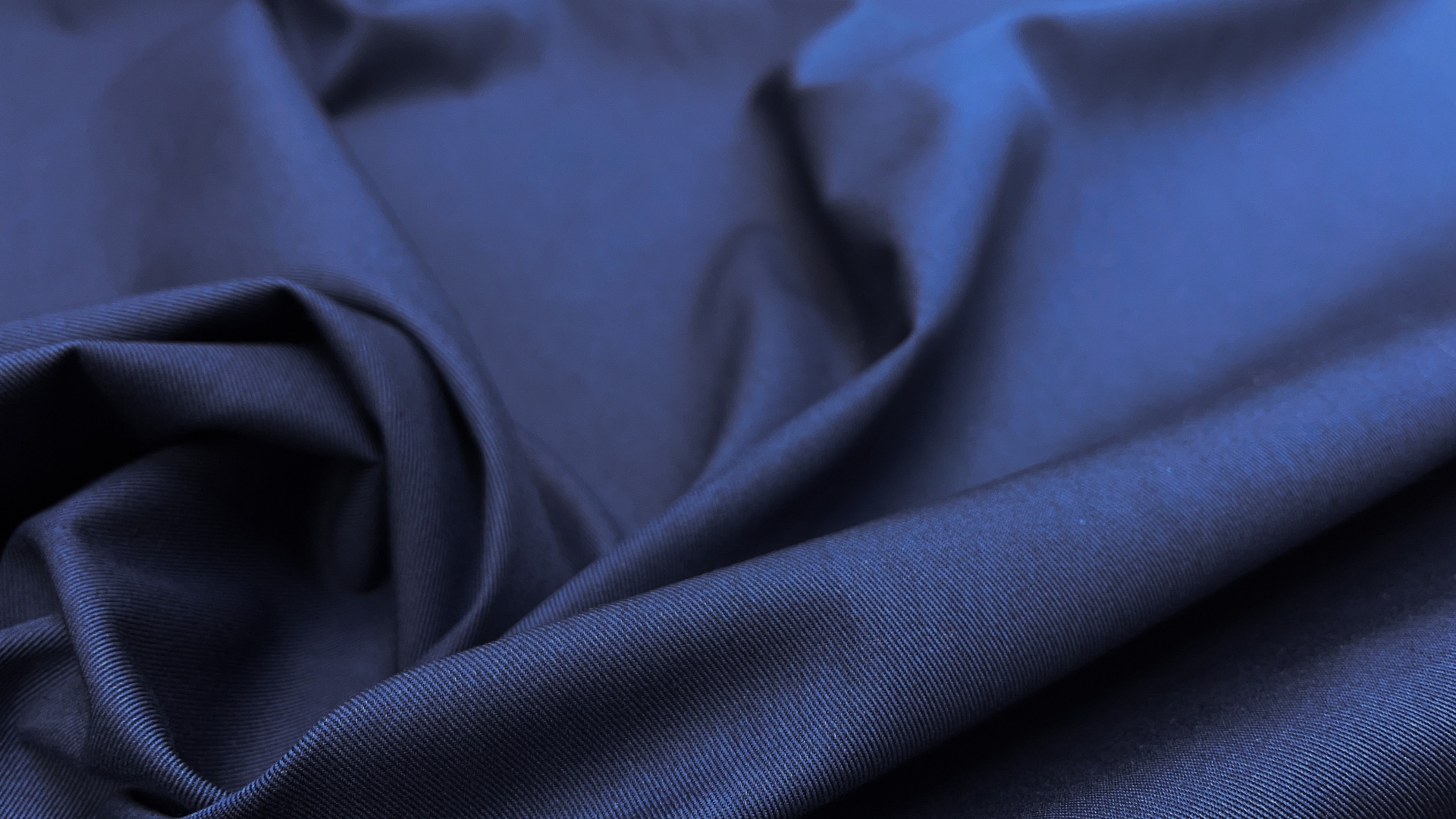 Хлопковый габардин спокойного синего цвета. Идеальный вариант для тренча или брюк в стиле casual.