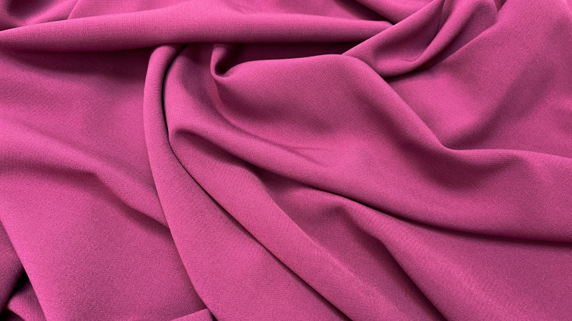 Костюмная ткань цвета разбеленной брусники с розовым подтоном. Тяжелая, пластичная, с отвесом, идеальна для платья, клешеных юбок и широких брюк. Устойчива к сминанию, не пролегает за счет своей плотности.