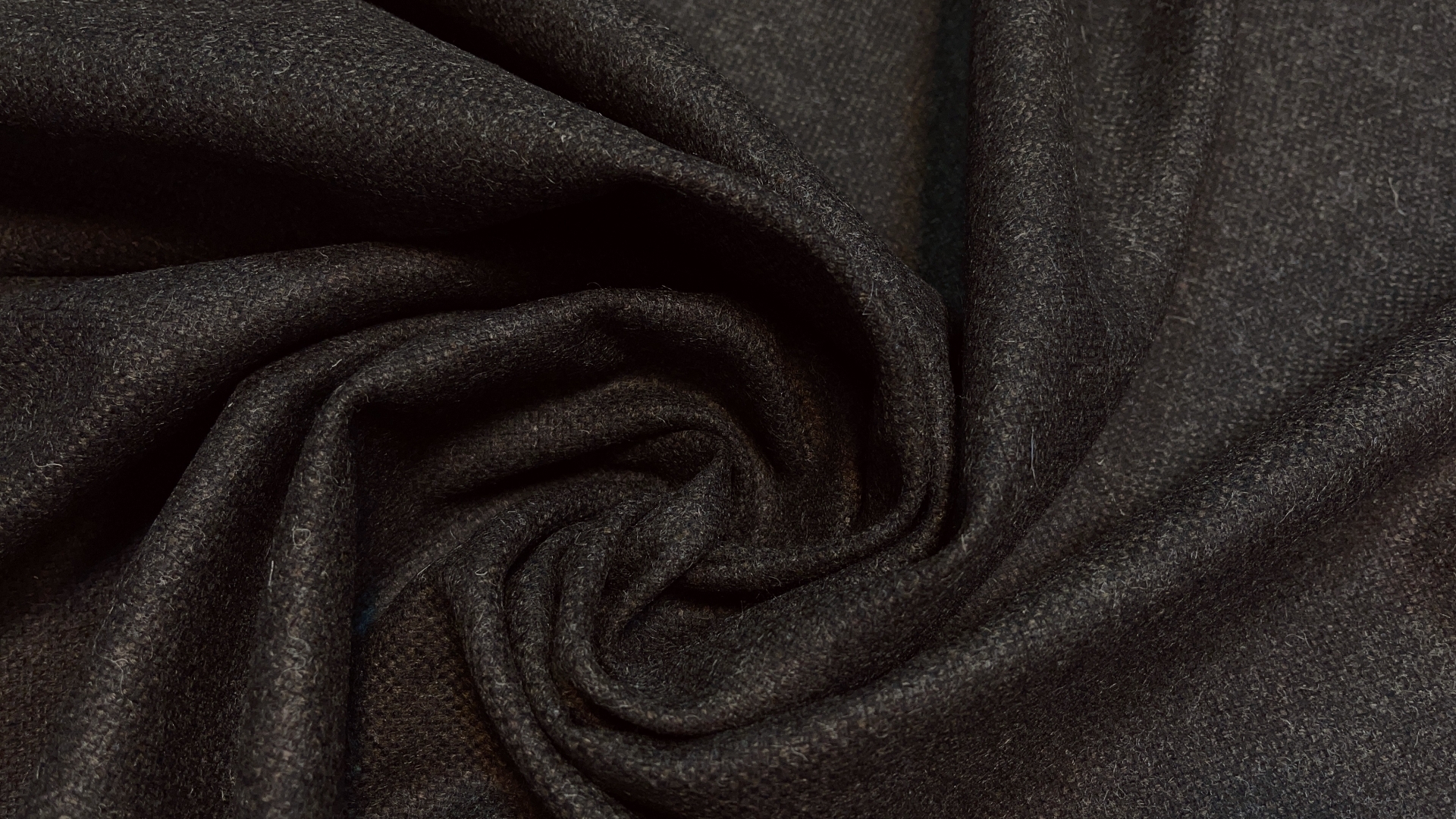 Костюмная ткань твидовой выработки, сочетание чёрных и шоколадных нитей. Шоколадные нити не яркие, приглушённые. Идеальный вариант для тёплого пиджака или легкого пальто.