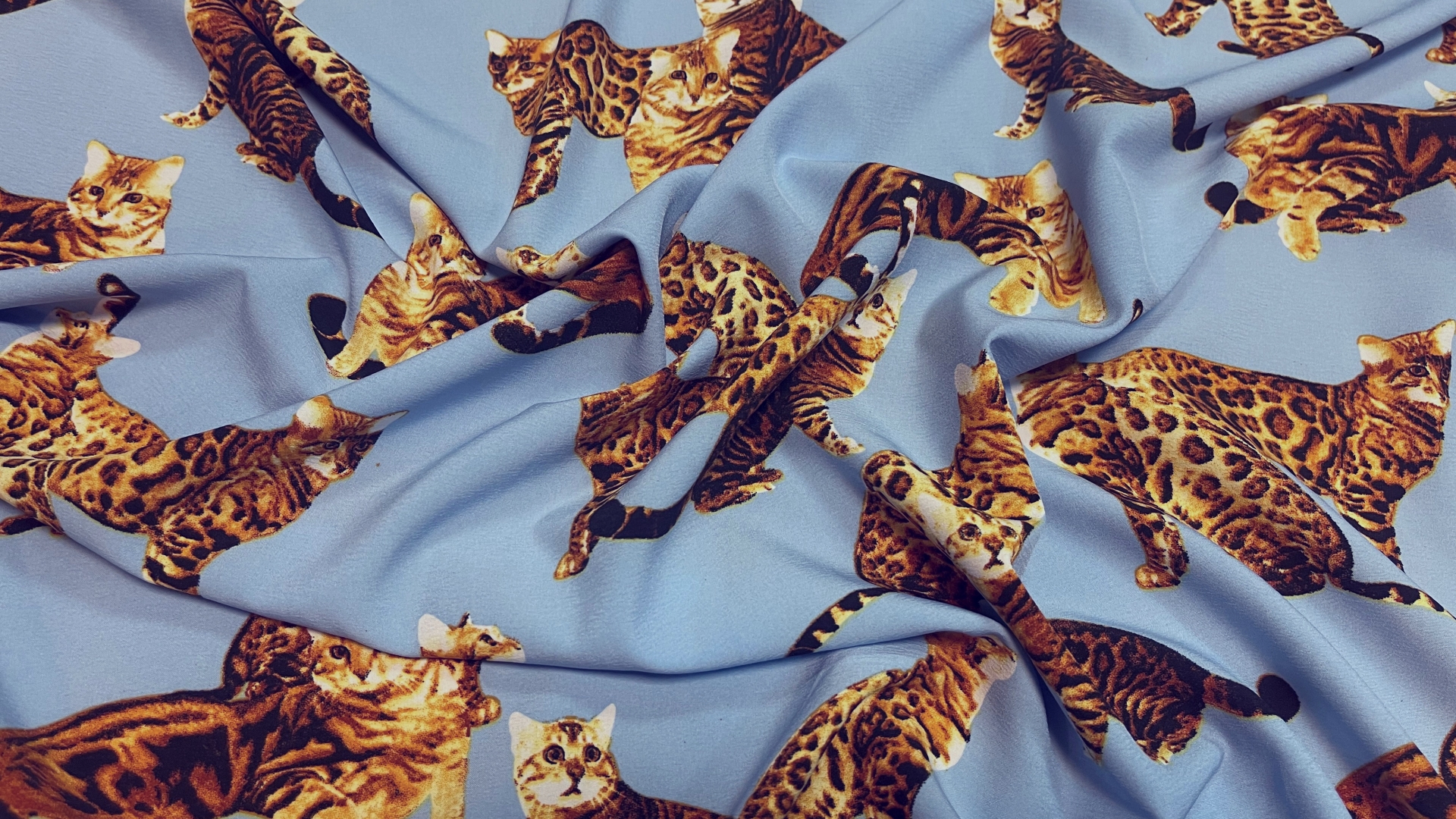 Плательная ткань Ниагара, нижнейшая тактильно, очень приятна к телу. Совершенно не мнётся, очень практична. Хорошо смотрится в летящем крое и блузах. Цвет основы голубой .