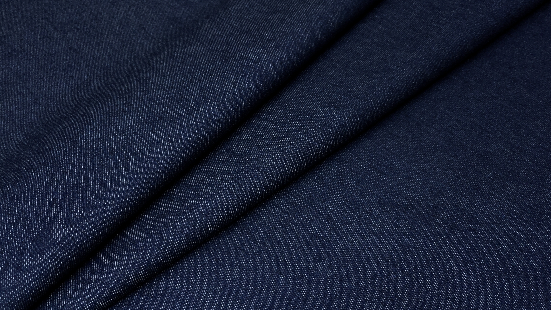 Джинса синего цвета.  Плотная, добротная, для джинсов и курток. Выработка диагональная, тактильно гладкая, без пушистых нитей. Цвет реальный на фото