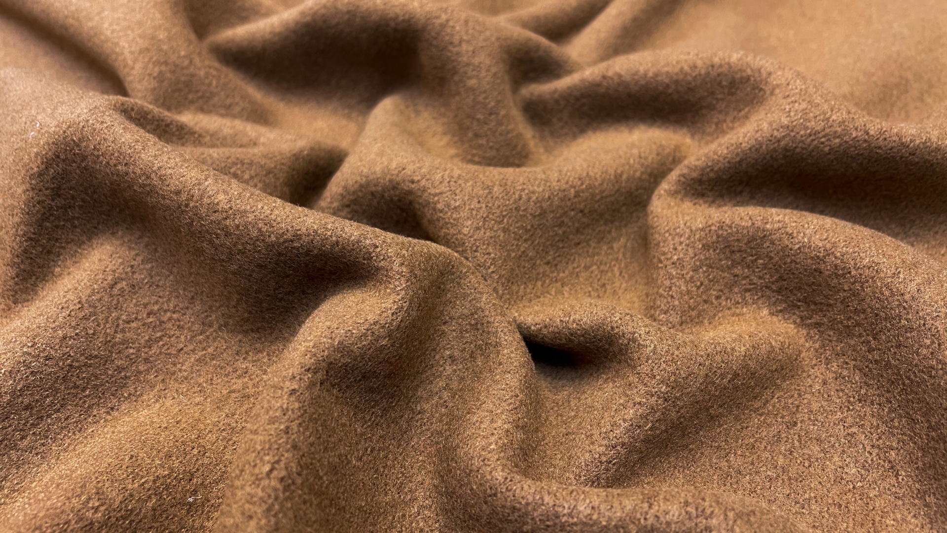 Отрез 1,2 м пальтовой ткани из итальянских стоковых коллекций. Красивый и многогранный цвет camel. Плотность 620 г/м.
Из небольшого отреза можно пошить жилет на демисезонный период, а так же можно довязать рукава из пряжи похожего цвета.