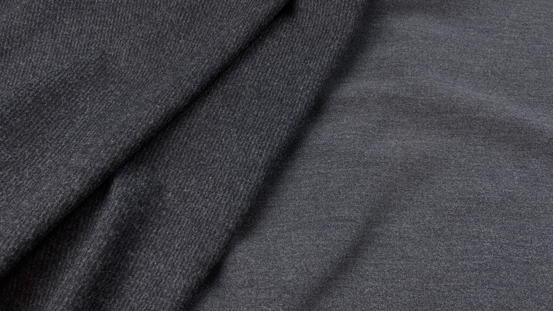 Пальтово-костюмная ткань из коллекционного стока. Цвет серый. Полотно с одной стороны имеет мягкую велюровую выработку. Плотность 490 гр м.п., для теплой юбки, жакета, кардигана или для облегченного пальто.