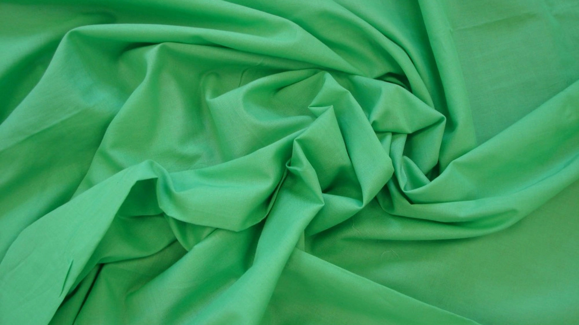Однотонный батист зеленого цвета в качестве компаньона или подкладки под шитье арт. 436730. В составе хлопок, тактильно очень мягкий, изящный, колом не стоит.