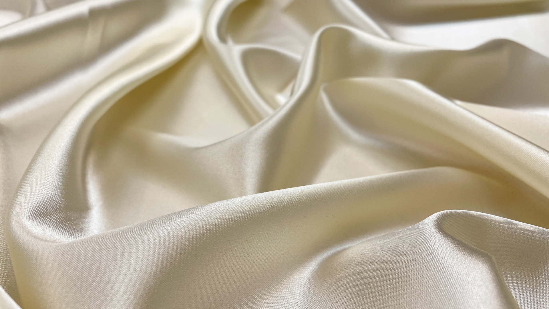 Роскошный атлас из фабричного стока в ванильном цвете с красивым отливом. Идеален для платьев, блузок.
