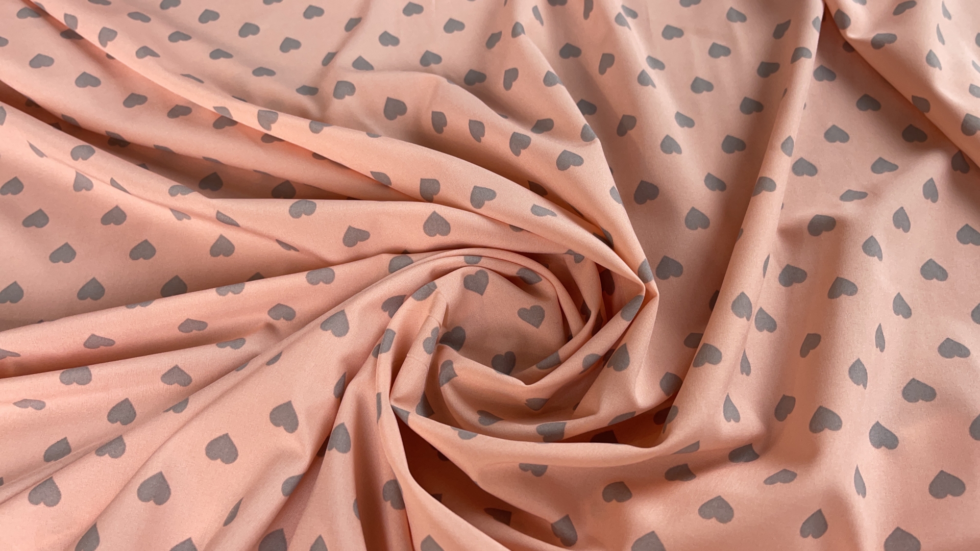 Плательная ткань Ниагара, нижнейшая тактильно, очень приятна к телу. Совершенно не мнётся, очень практична. Хорошо смотрится в летящем крое и блузах. Цвет основы персиково-розовый с серыми сердечками.