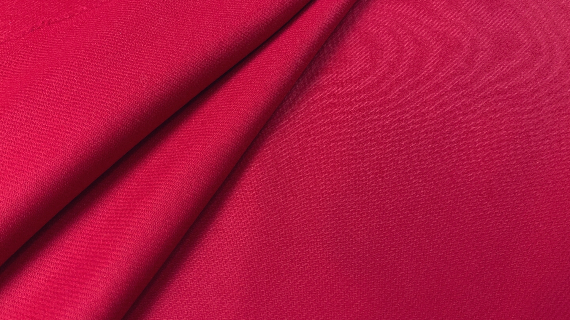 Пальтовая малиново-кораллового цвета с розовой каплей с диагональной выработкой из коллекционного стока. Полотно двойное, поэтому изделие можно шить по технологии швом внутрь. Плотность 600 гр м/п, для весеннего пальто прямого силуэта или оверсайз.