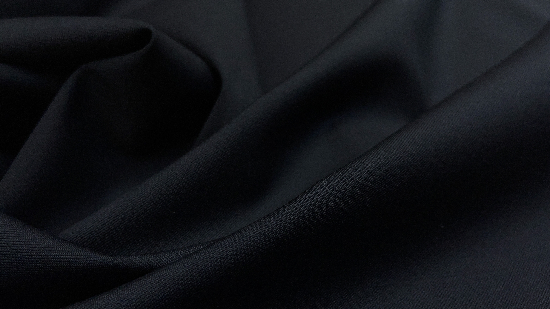 Темно-синяя базовая шерсть. Довольна сухая, держит форму, идеальна для брюк со стрелкой.