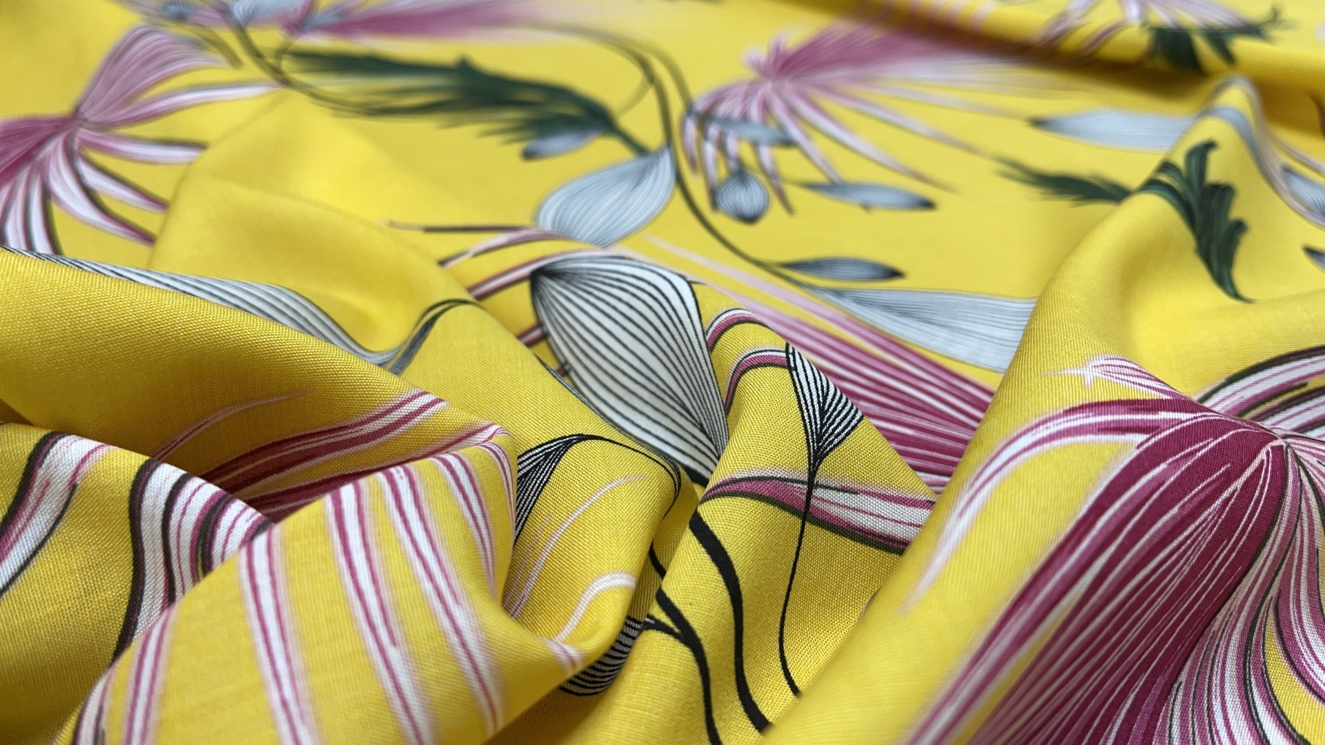 Нежнейший штапель по сниженной стоимости (акция последний рулон). Красивый цветочный принт на желтом фоне, идеально для рубашки и летнего платья или сарафана с оборками.