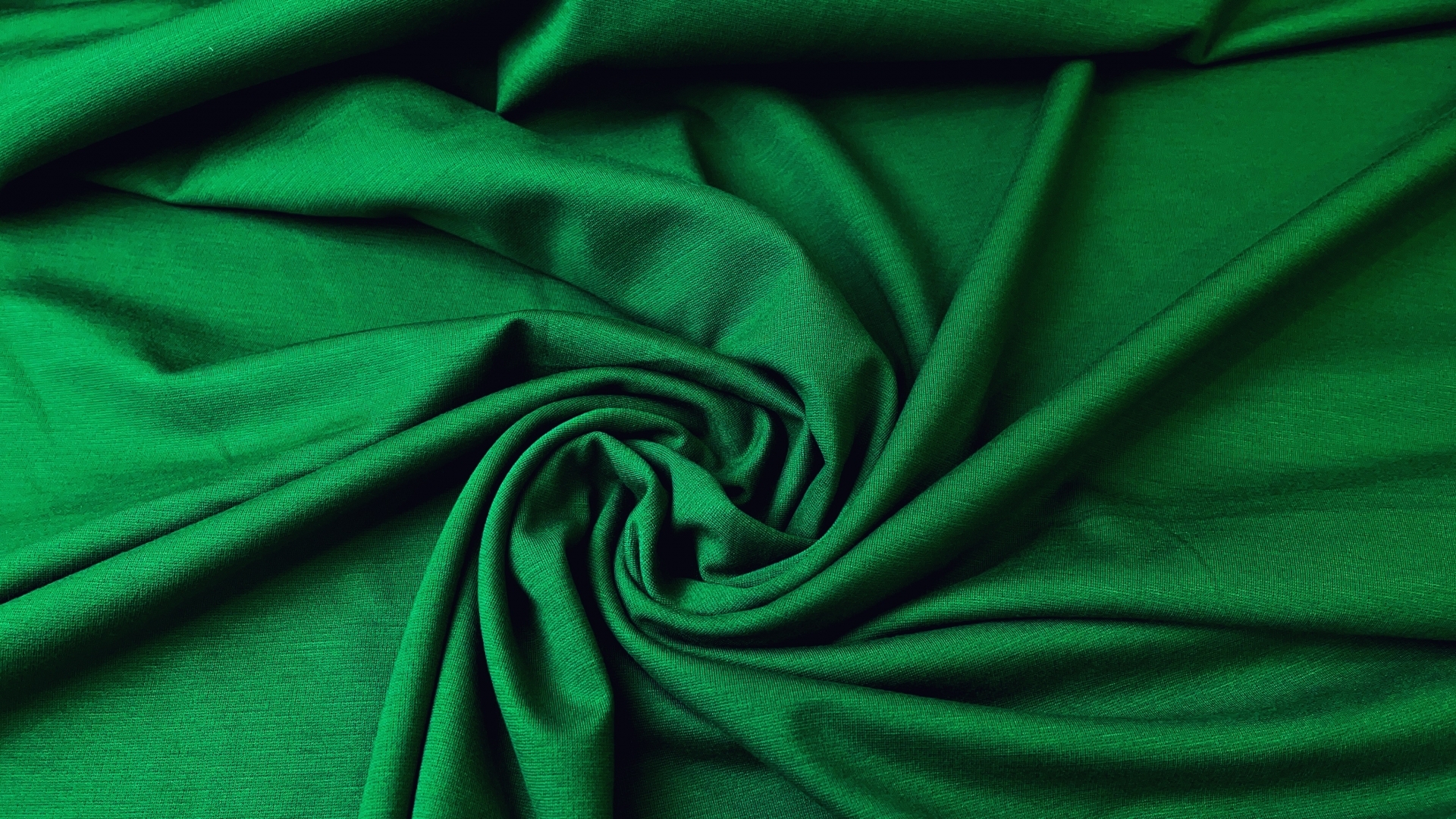 Джерси насыщенного зеленого оттенка, плотность 480гр метр погонный. Идеально для платья любого силуэта, туники, теплой водолазки. Идеальное качество, носится годами, не теряя внешнего вида. Цена снижена потому что данный оттенок не является базовым.