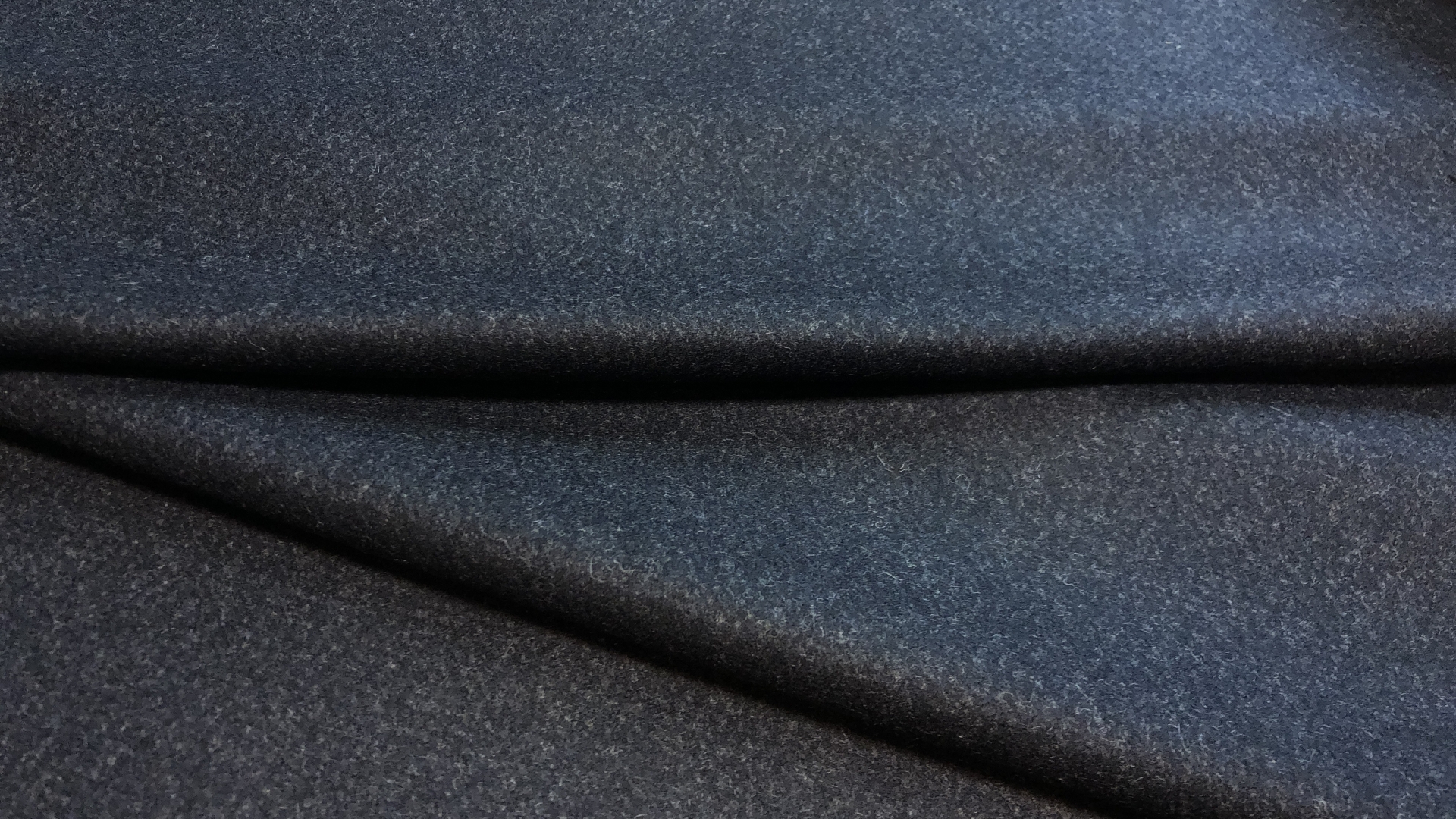 Облегчённая пальтовая ткань приглушенного серого цвета с синей каплей. Плотность 560гр. Поверхность полотна с лоском, не колючее. На демисезонное пальто либо очень теплый пиджак или юбку. Также можно сшить очень теплые брюки на мороз.