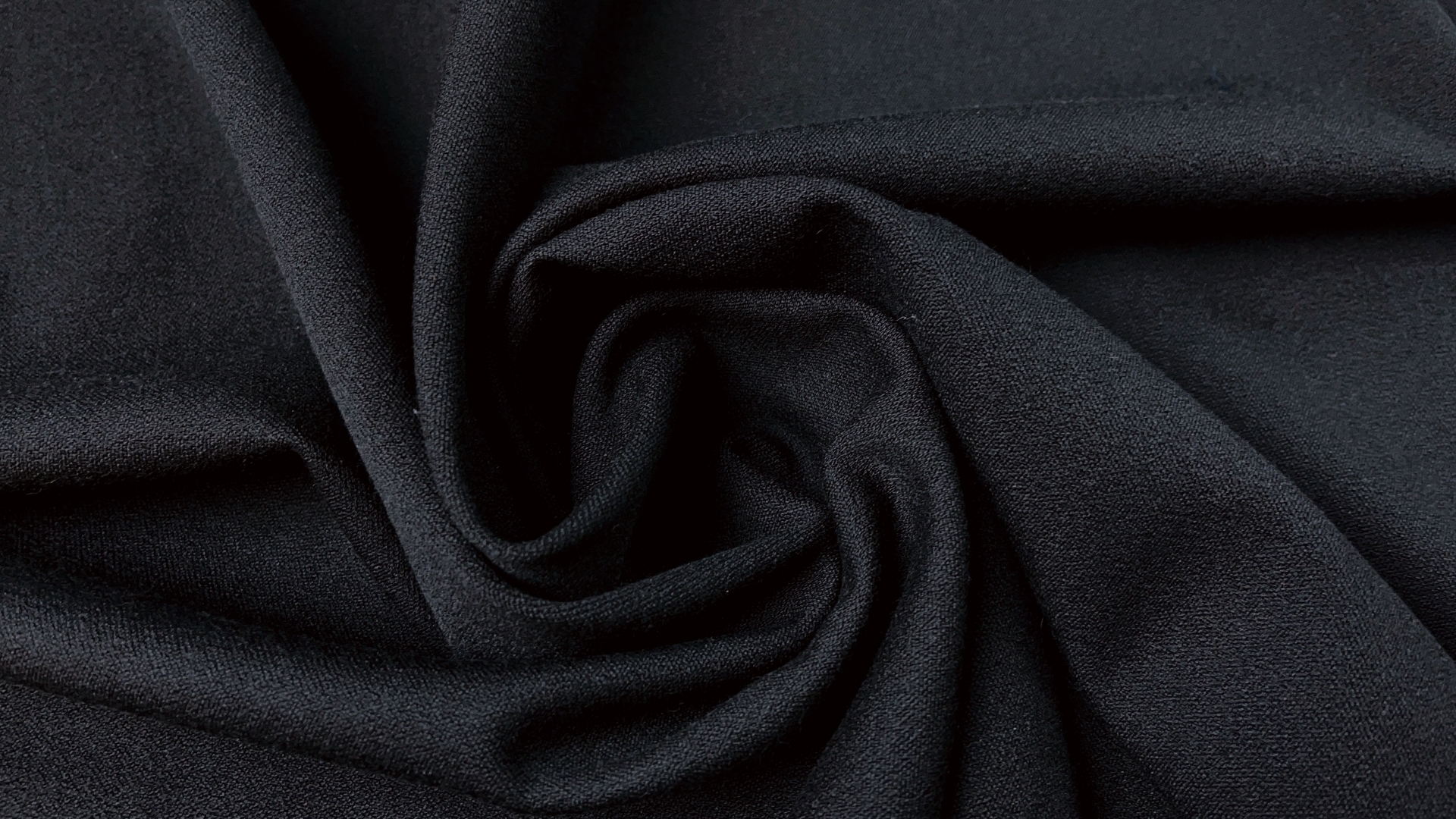 Черный креп из итальянского стока. Тяжеленький, с отвесом, идеален для брюк палаццо. Также хорошо будет смотреться в классическом строгом платье или костюме.
