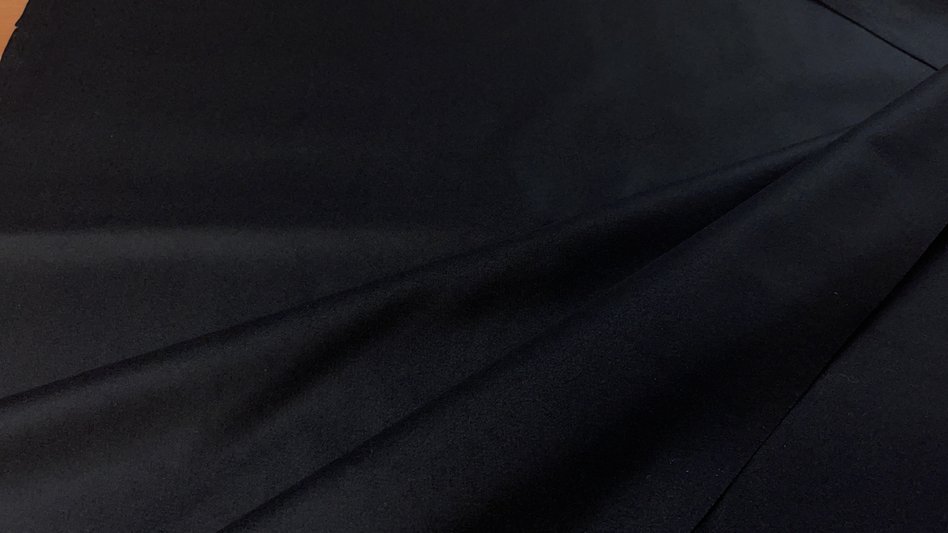 Черное пальтово-костюмное полотно с выраженным лоском. В составе шерсть высочайшего качества Вирджиния. Плотность 590 гр п/м. Подойдет для пошива теплого зимнего жакета или юбки, а также для облегченного пальто на теплую весну.