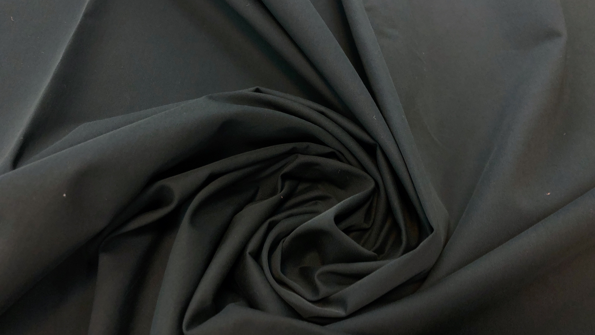 Сток итальянской фабрики! Хлопковая плащевка черного цвета. По плотности подходит для пошива и летней легкой куртки, и спортивных брючек.