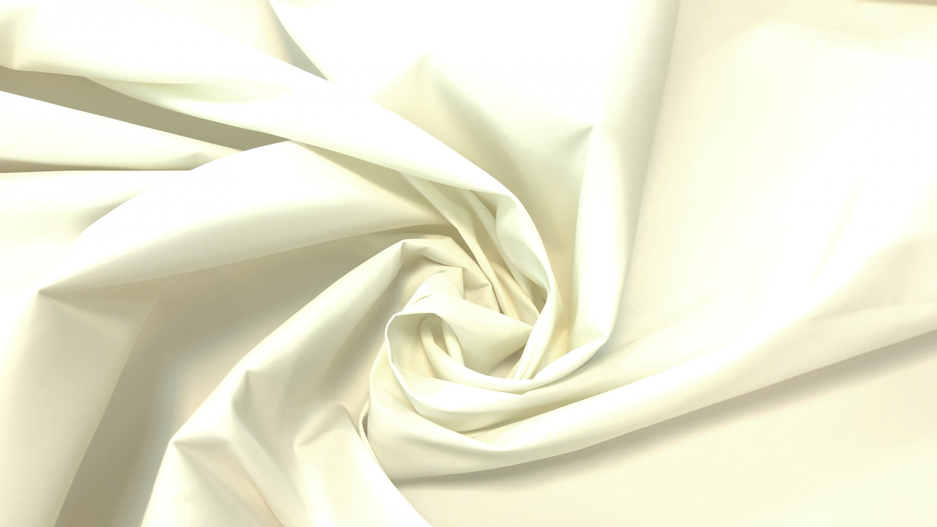 Сток итальянской фабрики! Плотная белая плащевка. Великолепно держит форму, подходит для пошива изделий с пышными фрагментами.