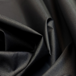 Плащевка Дюспо черного цвета. Водоотталкивающая пропитка, можно шить демисезонные и зимние куртки на утеплителе.