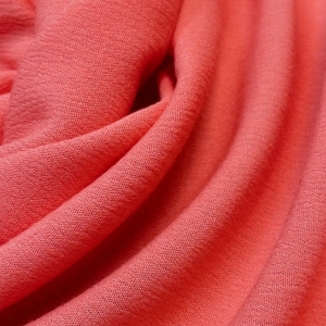 Вискозная плательная ткань с крэш-эффектом. 
Полотно красивого нежно-кораллового цвета, красиво драпируется и ложится в складки. С легкой прозрачностью, для платья понадобится подкладочная ткань. Из этой ткани получаются красивые летние рубашки и платья в стиле бохо.