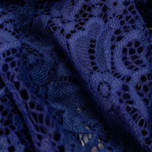 Кружевное полотно красивого синего цвета с кордовой нитью. 
 
Полотно с цветочным рисунком. Красиво будет смотреться в нарядном топе, юбке или майке с подкладом.