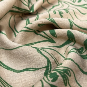Плательный хлопок-крэш бежевого цвета с ярко-зеленым принтом.  Имеет меленькую жаккардовую выработку, за счет чего ткань устойчива к сминанию. Полотно совершенно не светится и подойдет для пошива изделий в любой период.