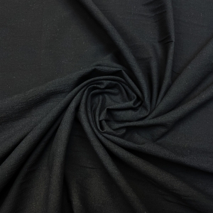 Хлопковая марлевка в чёрном цвете. Имеет ряд преимуществ за счет невесомости полотна,
гигроскопичности, преобладает  
превосходным воздухообменом и 
гипоаллергенна. Отлично подойдет для пошива платьев, рубашек, в том числе для пошива домашней одежды.