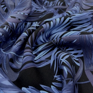 Штапель черного цвета с крупными ярко-синими листьями. Тонкое полотно с идеальным плетением. За счет натурального состава ткань идеально подходит для пошива летних изделий. В них тело будет "дышать". Универсальность ткани позволяет пошить различные изделия, такие как рубашка, сарафан, комбинезон, платье-рубашка, топ с юбкой, свободные брюки.
