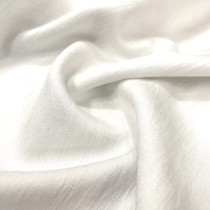 Плательный хлопок крэш теплого белого цвета. Имеет жаккардовую выработку, устойчив к сминанию, совершенно не светится. Подойдет для пошива летнего платья, широких брюк, рубашки, свободных шорт с топом.