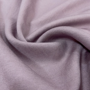 Плательный хлопок крэш пыльно-розового цвета с сиреневым подтоном. Имеет жаккардовую выработку, устойчив к сминанию, совершенно не светится. Подойдет для пошива летнего платья, широких брюк, рубашки, свободных шорт с топом.