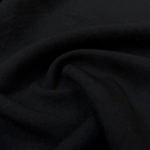 Плательный хлопок крэш черного цвета. Имеет жаккардовую выработку, устойчив к сминанию, совершенно не светится. Подойдет для пошива летнего платья, широких брюк, рубашки, свободных шорт с топом.