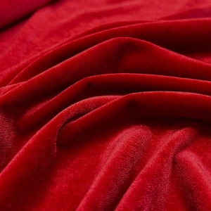 Бархат красного цвета с плотно набитым ворсом, за счет это цвет становится более глубоким и насыщенным. Тактильно бархат невероятно мягкий, шелковистый и очень хорошо тянется в обе стороны.
Идеален для пошива новогоднего платья, базовой юбки по фигуре, водолазки или топа, а также свободных брюк.
