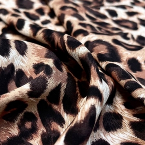 Вискозный штапель с леопардовым принтом в коричневой гамме. Идеален для летних свободных платьев, рубашек и топов.